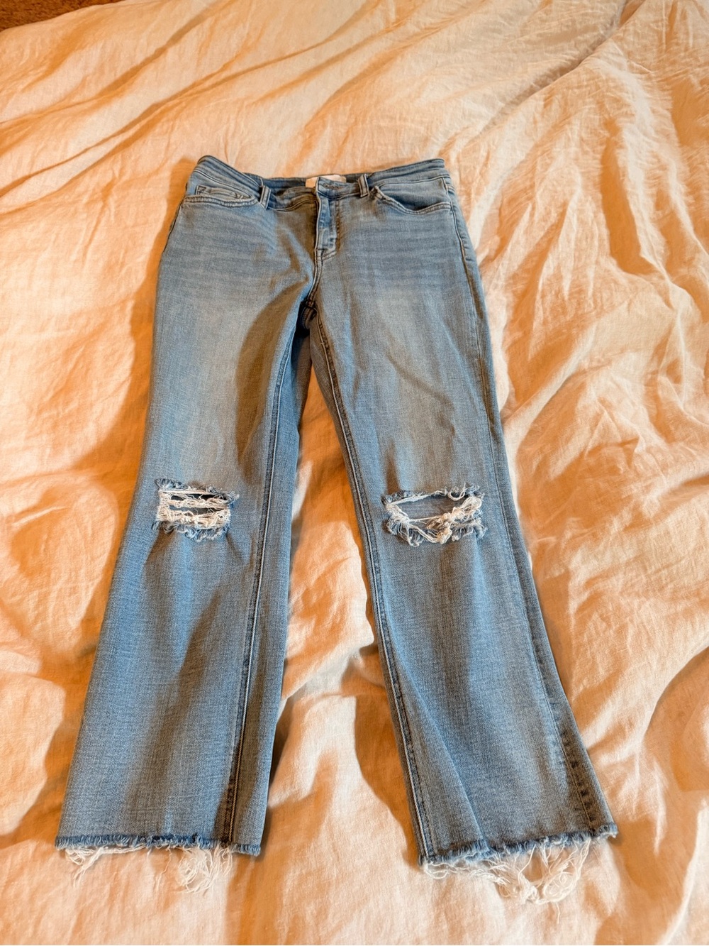 Light Wash Frayed-Hem Cropped Jeans with Knee Rips